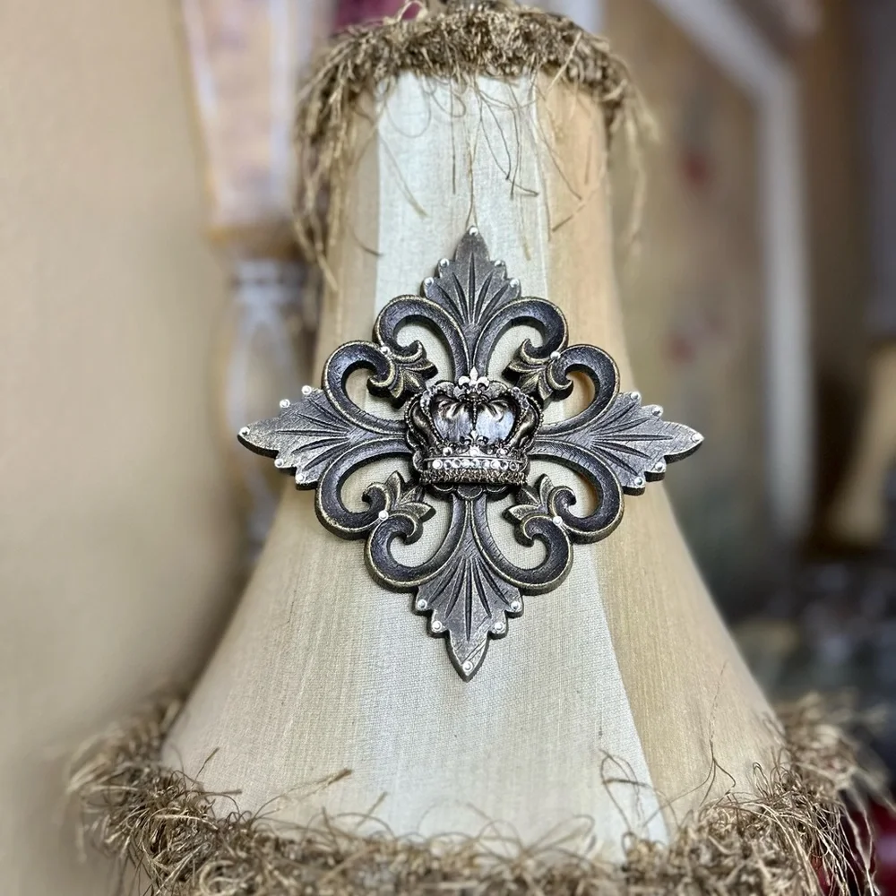 Fleur de Lis Crown Magnetic Lampshade Enhancer - Picture 4 of 12